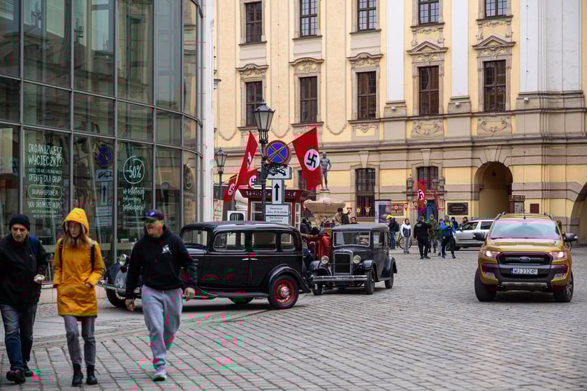Plan zdjęciowy w okolicach Uniwersytetu Wrocławskiego. - Z uwagi na szczególne tło historyczne serialu (nazistowskie Niemcy lat 30. XX wieku), w przestrzeni miasta powstaną plany scenograficzne, uwzględniające określone znaki i symbole, charakterystyczne dla danego okresu historycznego, których nie należy w żaden sposób interpretować dosłownie – są jedynie dekoracją do filmu - informuje producent filmu